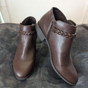 Me Too Women's Cecilia Side Zip‎ Brown Ankle Booties - 7/12